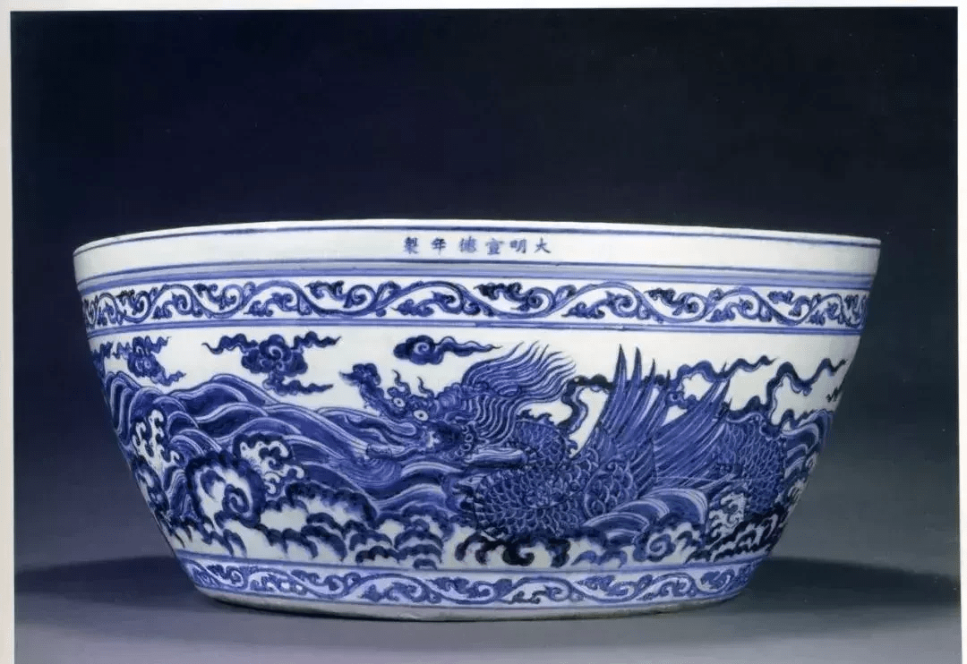 另一件"宣德大龙缸"为英国大威德基金会所藏,变形严重,于1997年在