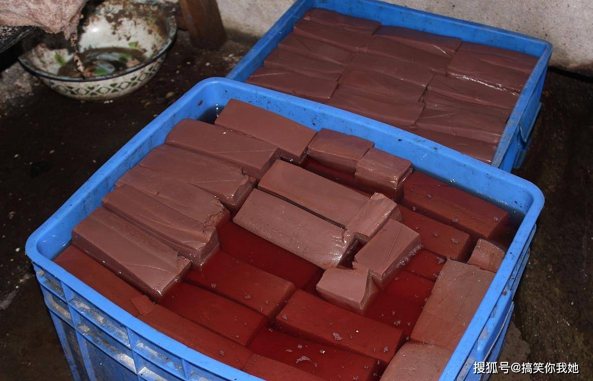 二,假鸭血辨别方法,可以将肉卷解冻,假的肉卷一碰,瘦肉与肥肉就分开了