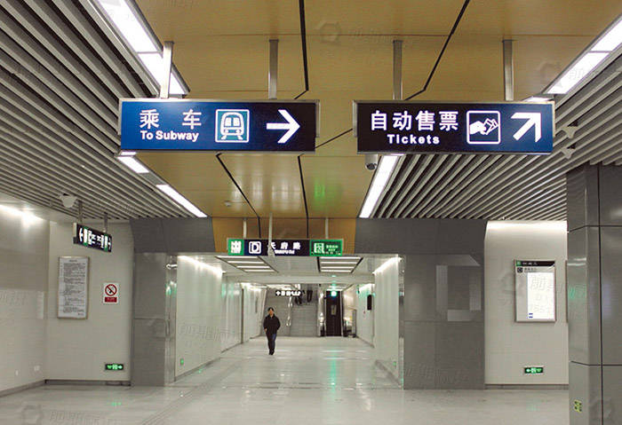地铁线路图,设置在单一线路车站的站台层和换乘车站的站台层,并标记该