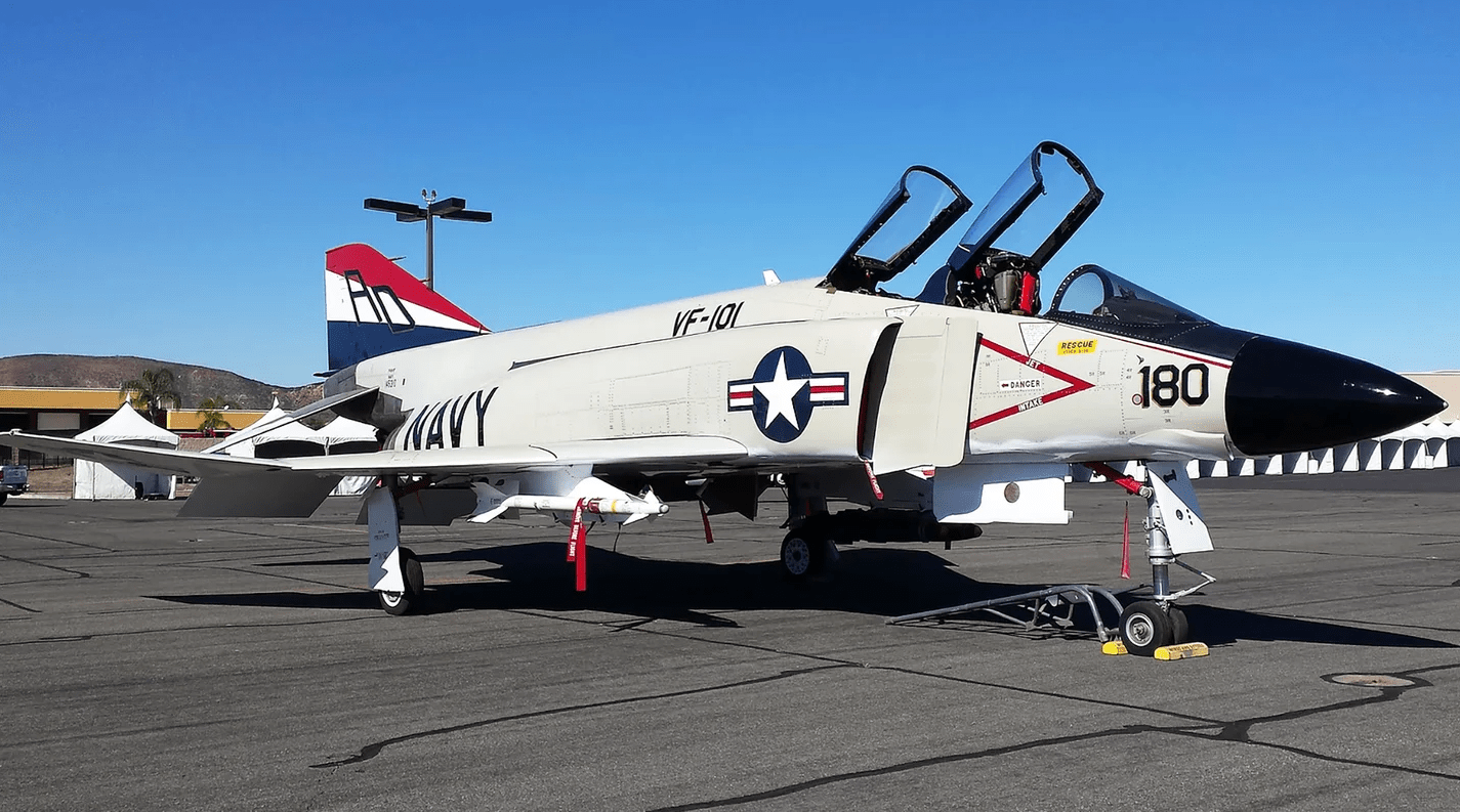 飞机中的"超跑",美国f4战斗机,有人买它做私人飞机