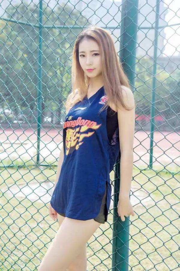 她被誉为"最美篮球宝贝",身高1米73,舞姿动人,曾是平面模特_黄逸辉