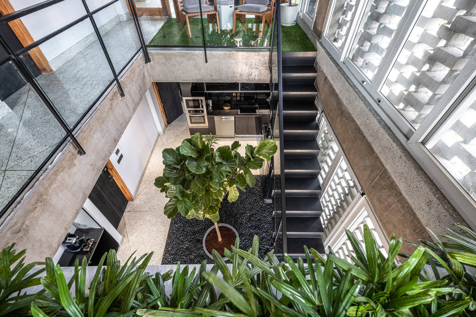 占地100㎡的复式,住2户人家,每户3间卧室,还有漂亮的中庭