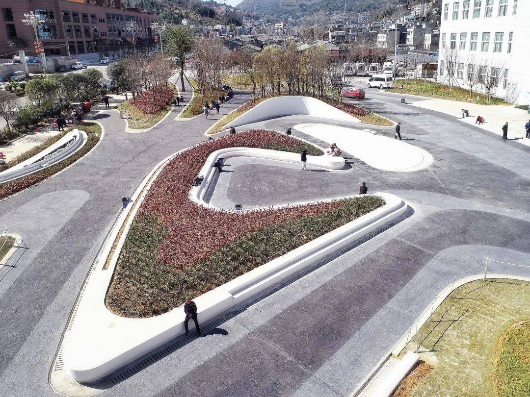 案例,盘州人民医院前广场,公共空间曲线设计,延伸,重叠和往复