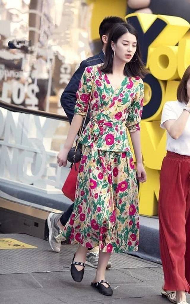 路人街拍,时髦大气的印花连衣裙,彰显女子的清秀婉约