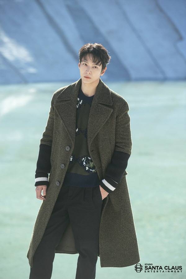 韩国演员周元的《dazed》画报花絮照公开.