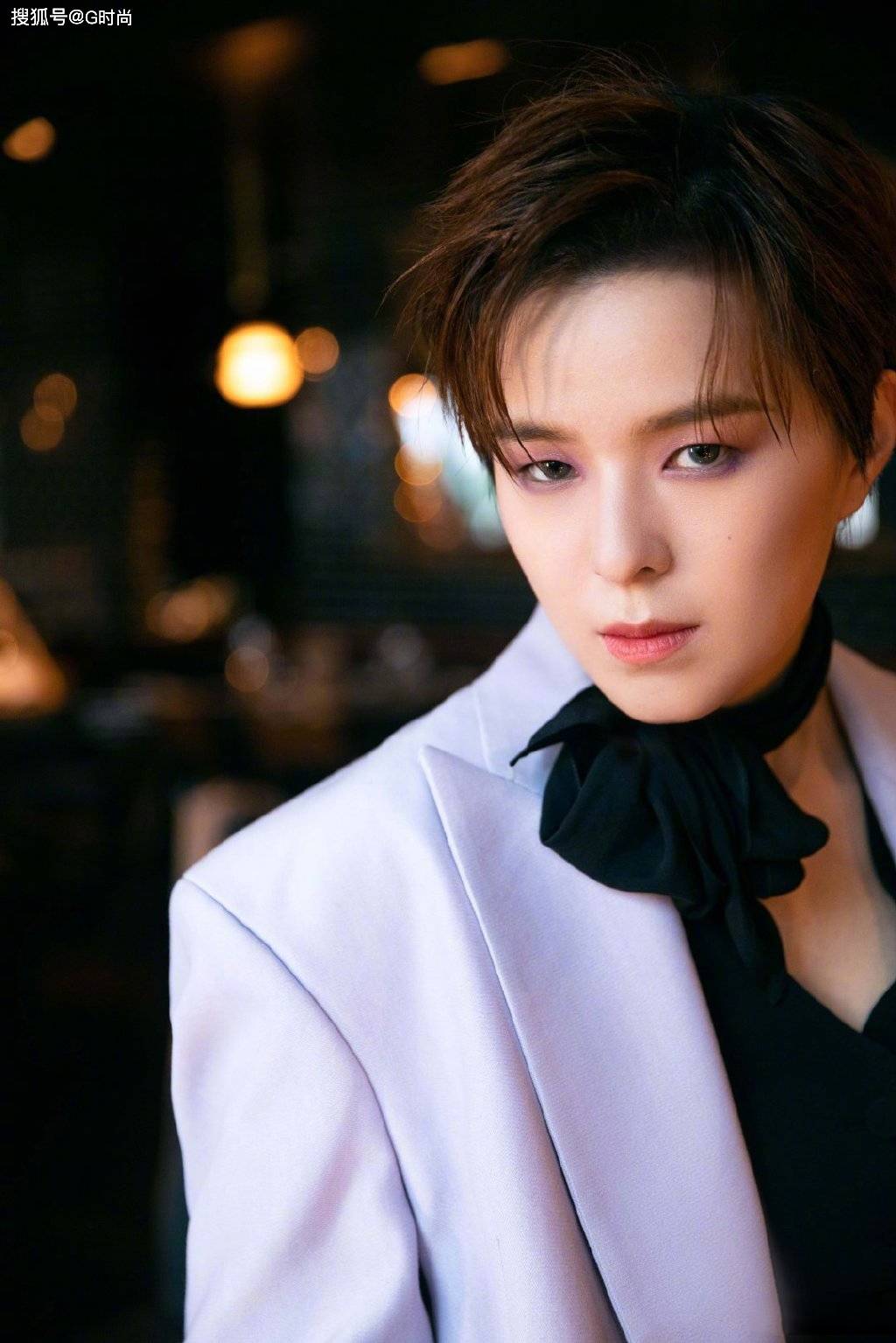 杨芸晴身着香芋紫廓形西装搭配蝴蝶结 酷感十足