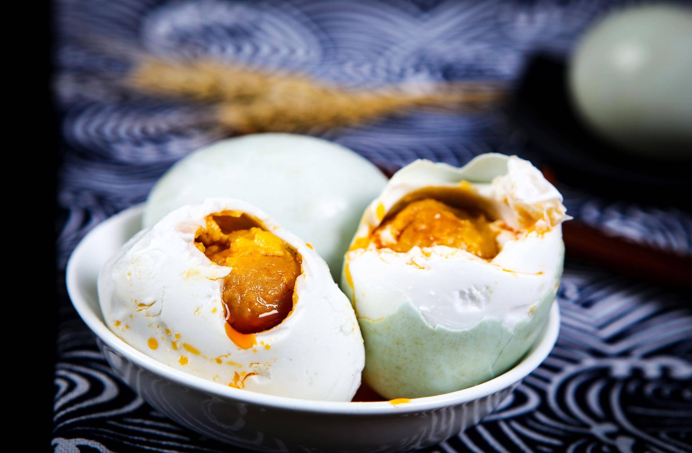 买咸鸭蛋时,蛋黄不是越红越好,有这2个特征的,别买!健康第一