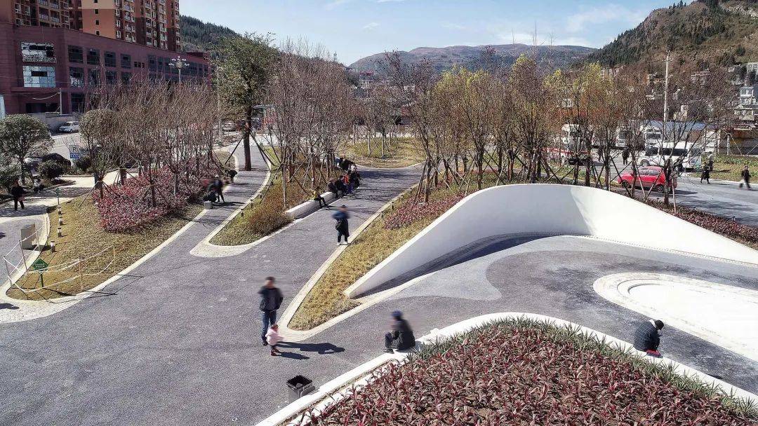 案例盘州人民医院前广场公共空间曲线设计延伸重叠和往复