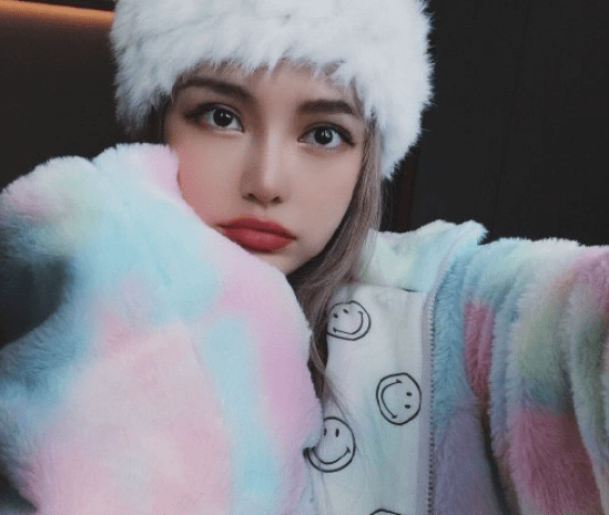 大家平时看到的周扬青可以说是标准的网红脸,夸张的欧式大双,尖巧的