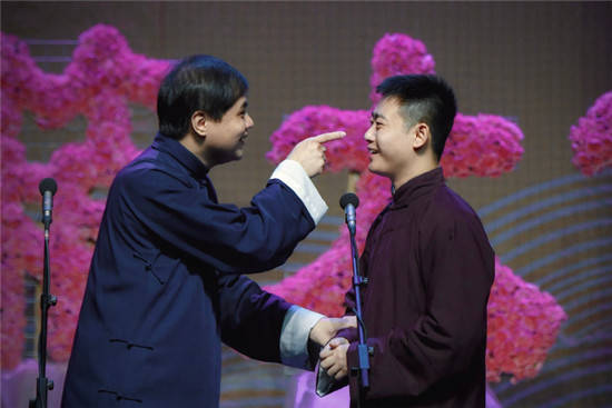 合作愉快,栾云平晒和搭档高峰合影,谢楠评论区的段子亮了