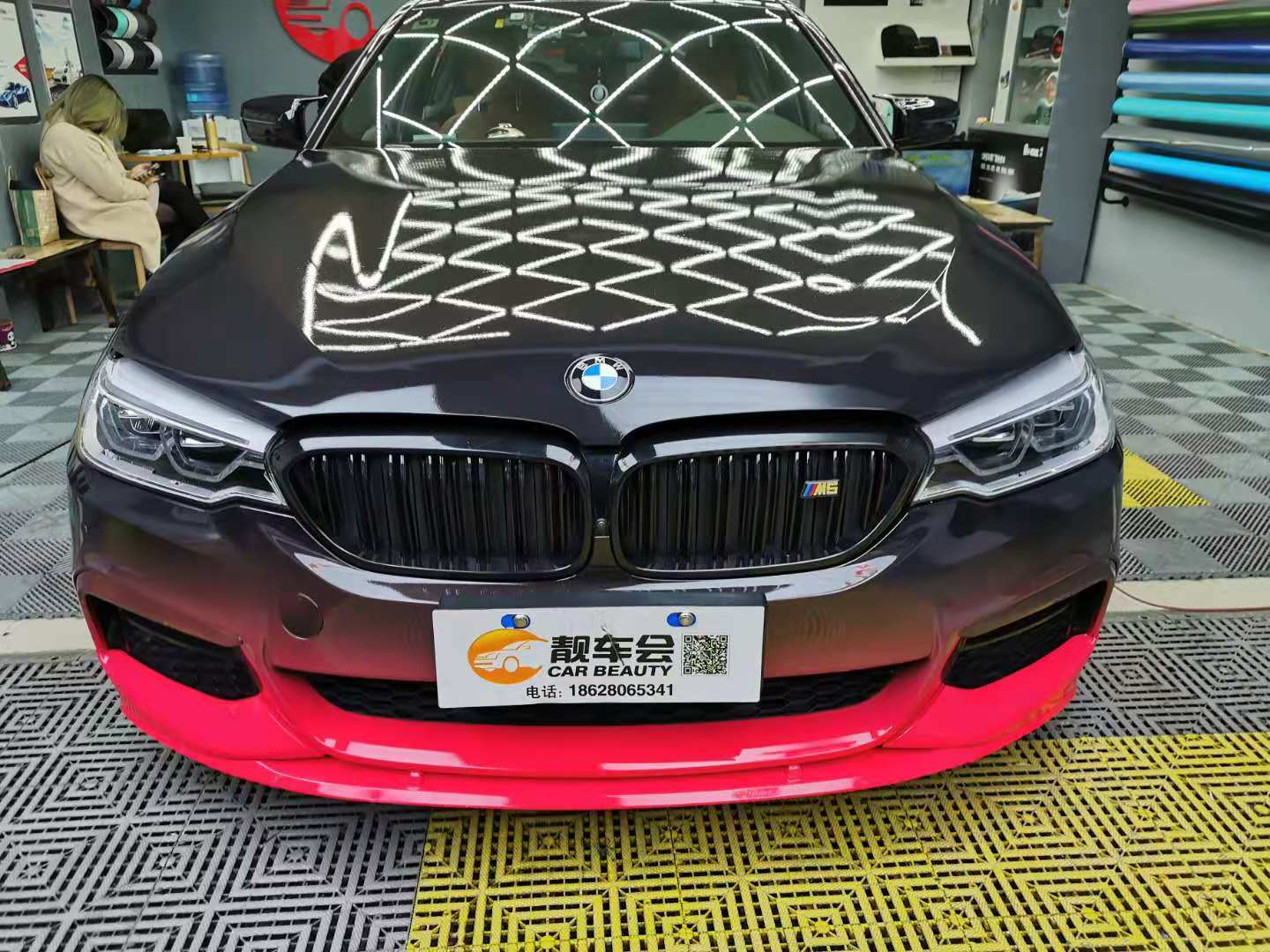 成都靓车会宝马5系改色贴膜钢琴黑渐变火焰红