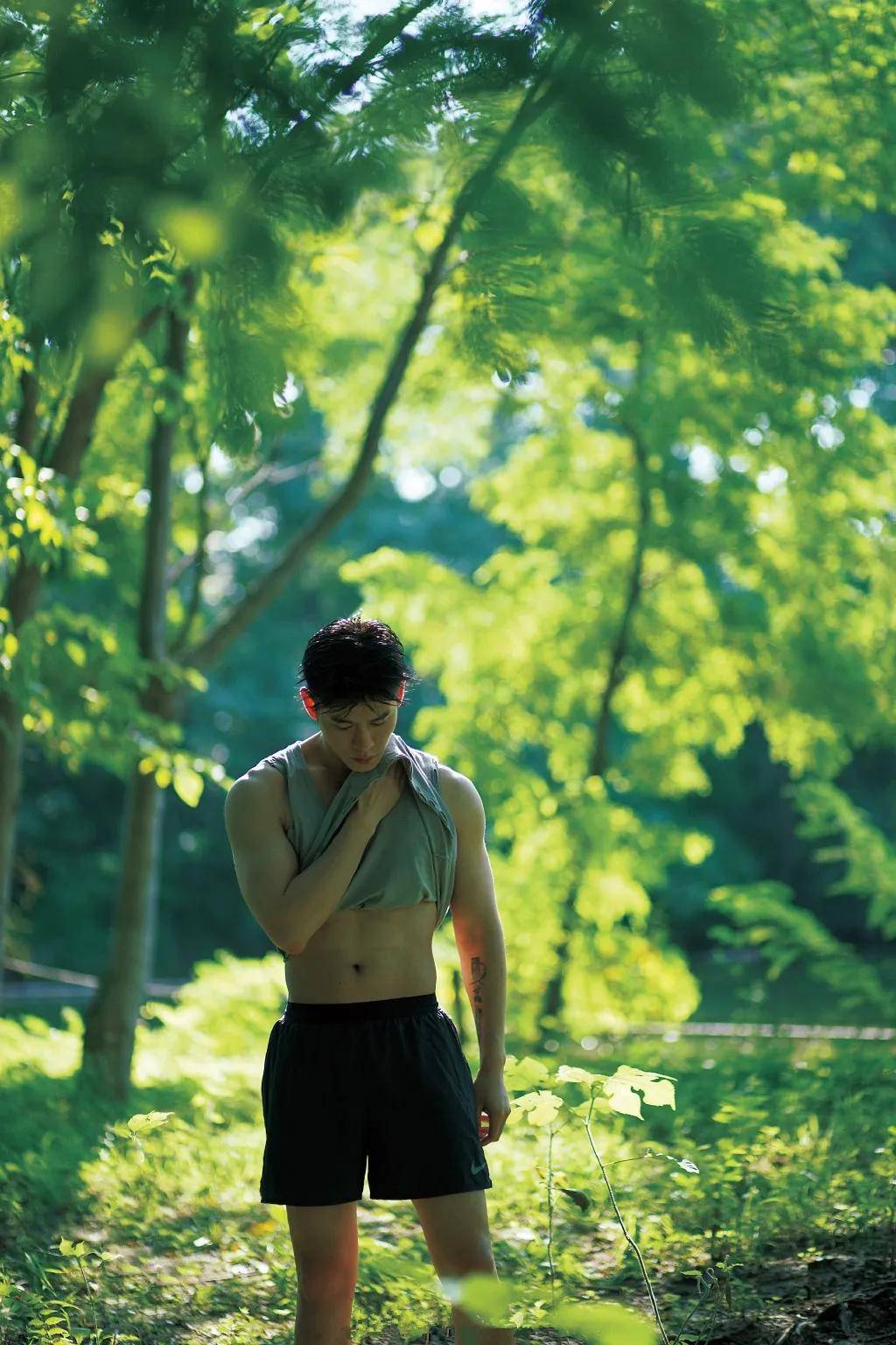 肌肉小哥在森林里秀肌肉,大长腿公狗腰,一副好身材太迷人