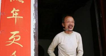 80岁刘光照表示,现在跟自己的外甥李雷相依为命,在一起生活了将近20年