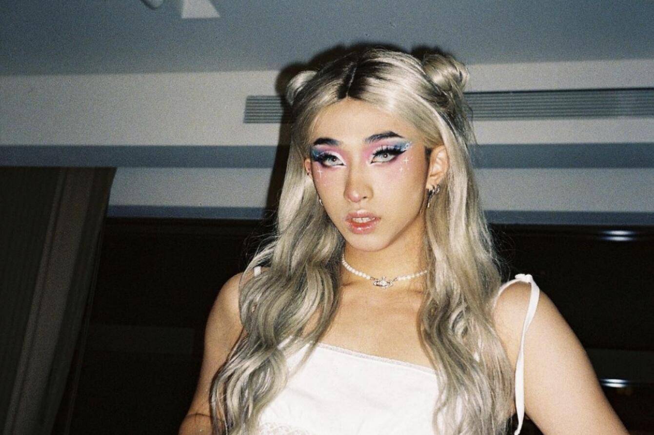 伊能静儿子祝贺朋友脱单,哈利化浓妆扎双丸子头,穿女装辣眼睛!