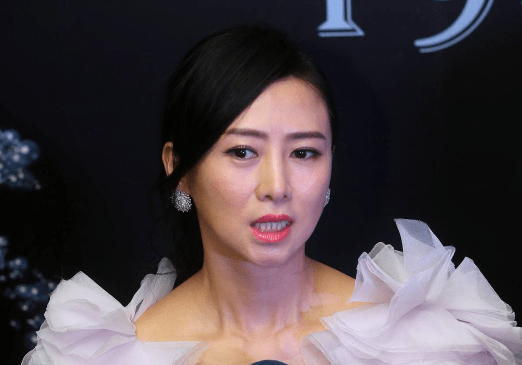 原创52岁翁虹近照曝光面部松弛苹果肌僵硬商演站台不断被批捞金