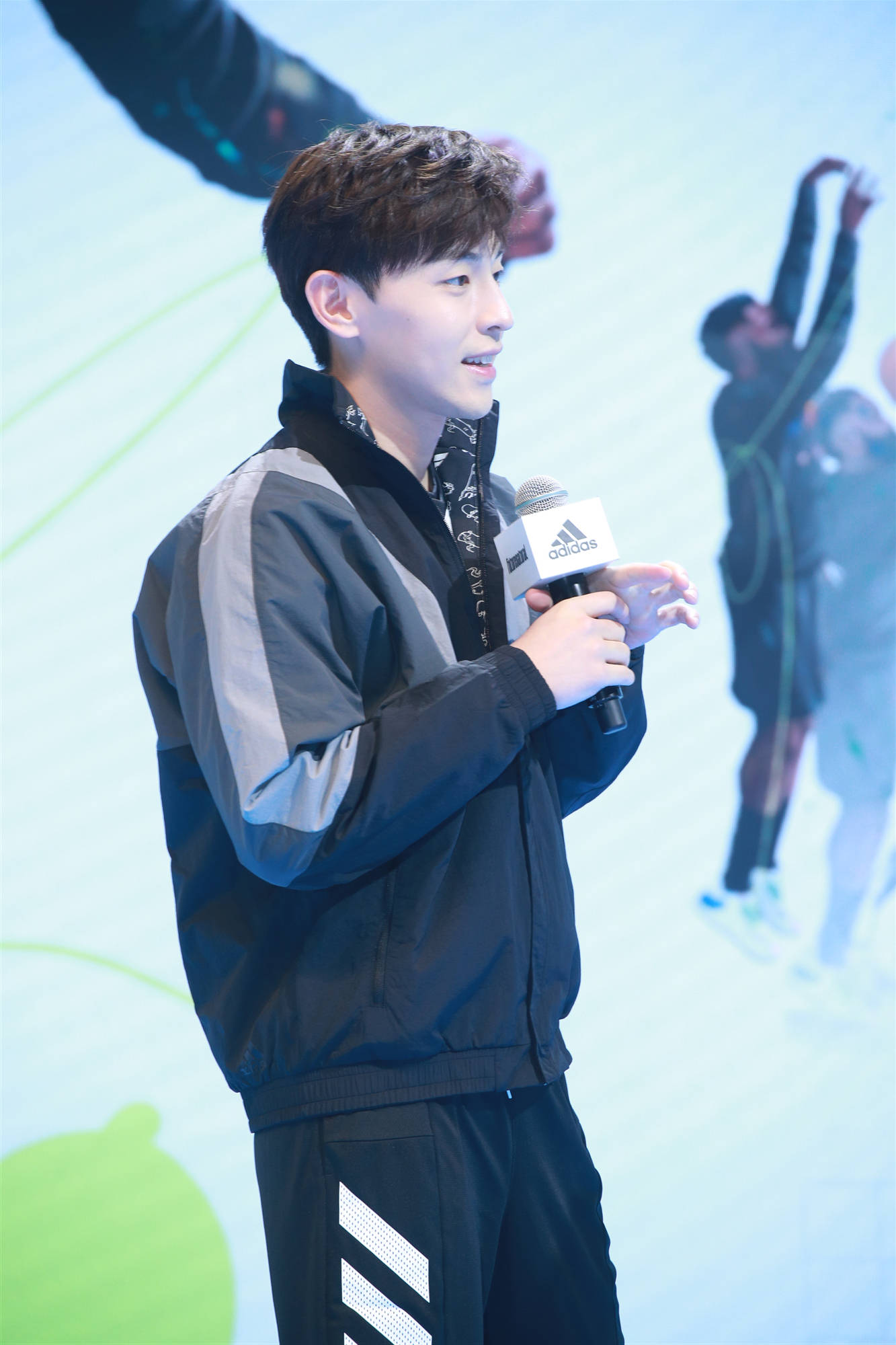 邓伦运动装现身大秀球技 学哈登后撤步被夸天赋好