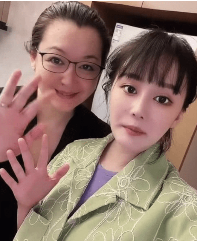 赵本山的二婚妻子久违现身,穿蓝色卫衣皮肤紧致,彰显55岁优雅_马丽娟