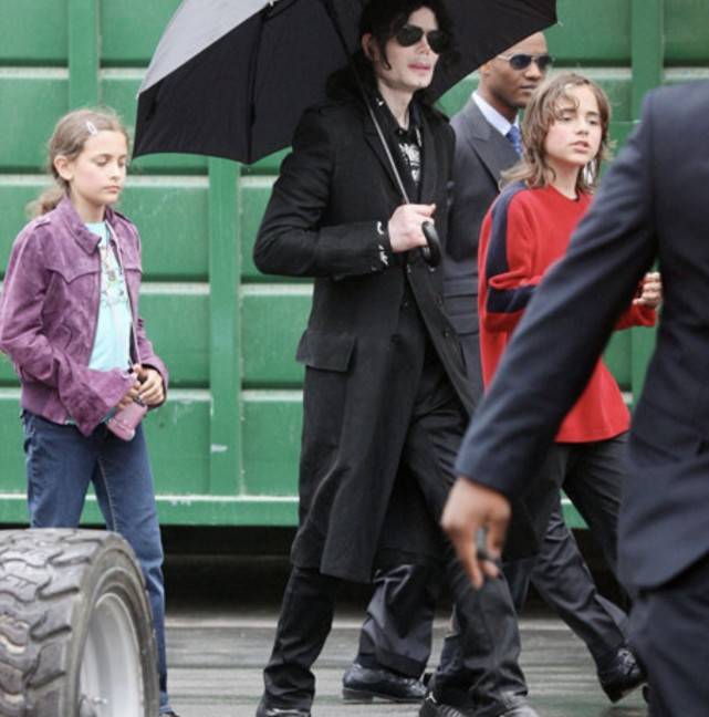 原本是风光无限星二代,却活成了最惨的样子,mj女儿人生太坎坷_迈克尔