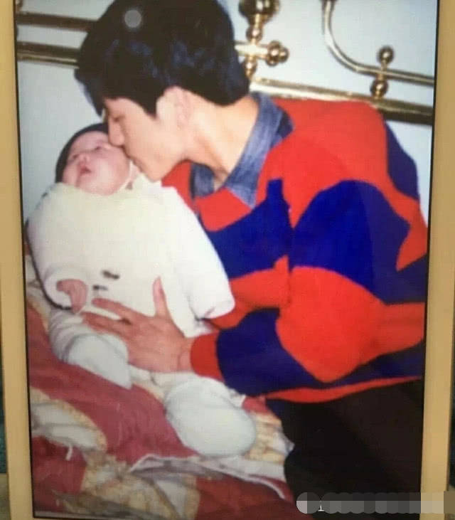 原创都说赵露思的爸爸帅,看到欧阳娜娜爸爸后,才知道什么叫初恋男神