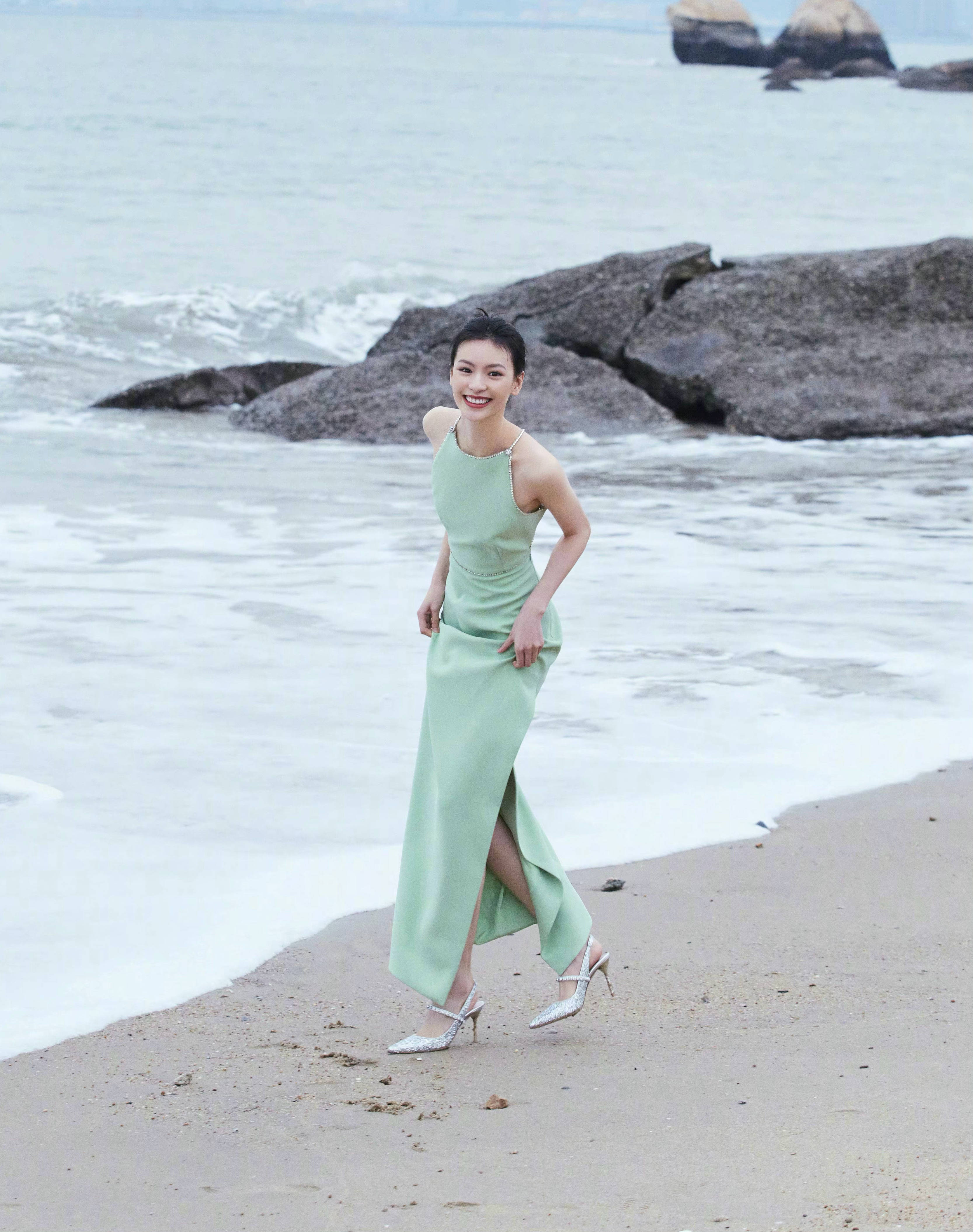 邱天这身材比例堪比超模一袭薄荷绿礼服清新有气质直角肩绝了