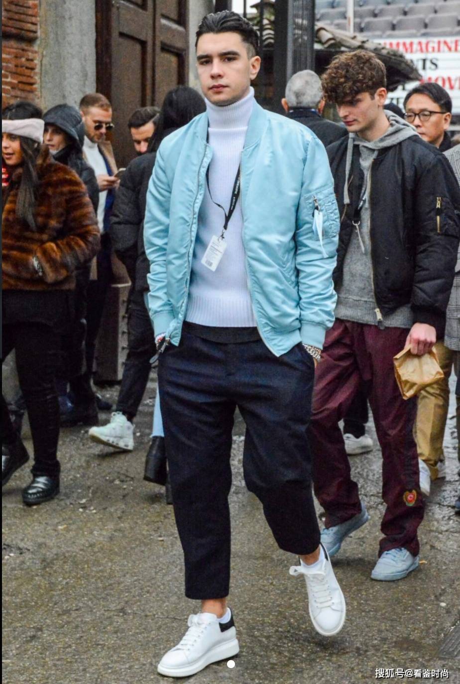 运用高科技运动鞋搭配这类长款的飞行员夹克,那么边缘分明的酷酷搭配