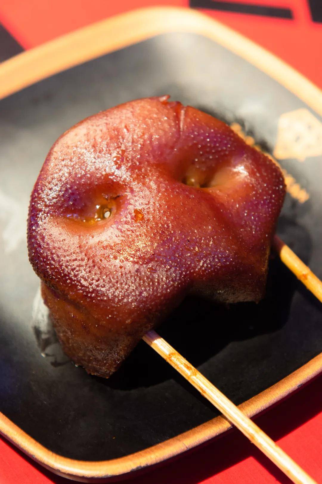 真是吃得熊不亦乐乎 深受人们的欢迎 店里会先把烤好的猪鼻子拿上来