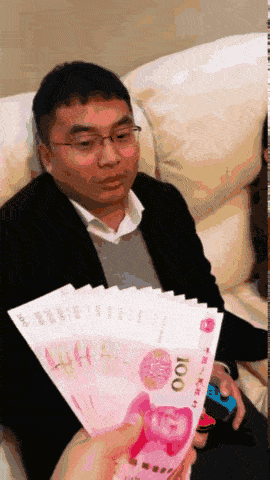 搞笑gif段子刚买的新手机就是怕见水