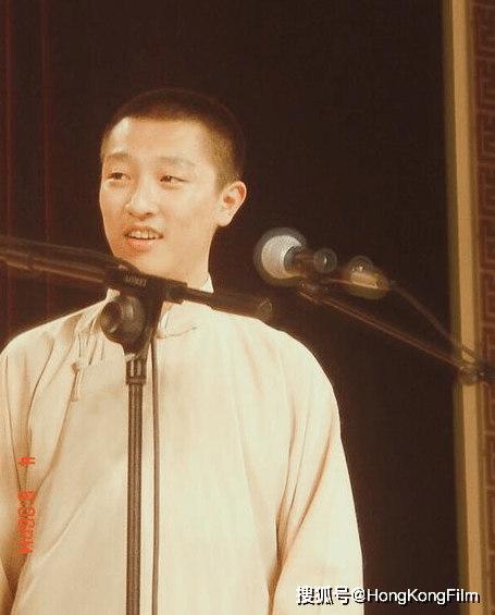 烧饼的吵闹不仅由于嗓音,他的节奏也不好——特别"赶",好像个碎催.