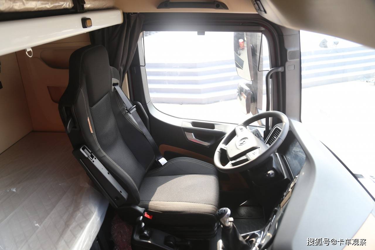 实拍560马力手动挡陕汽德龙x6000,看看配置怎么样