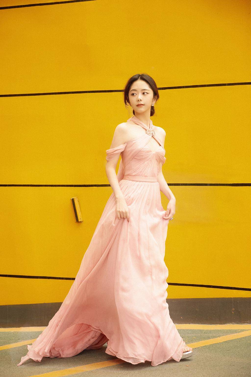 谭松韵梦幻薰衣草造型层次分明的轻纱吊带裙大方秀流畅肩线