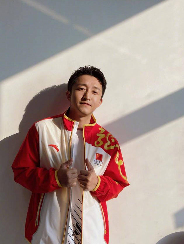 邹市明再穿伦敦奥运会夺冠队服肩膀上龙字醒目