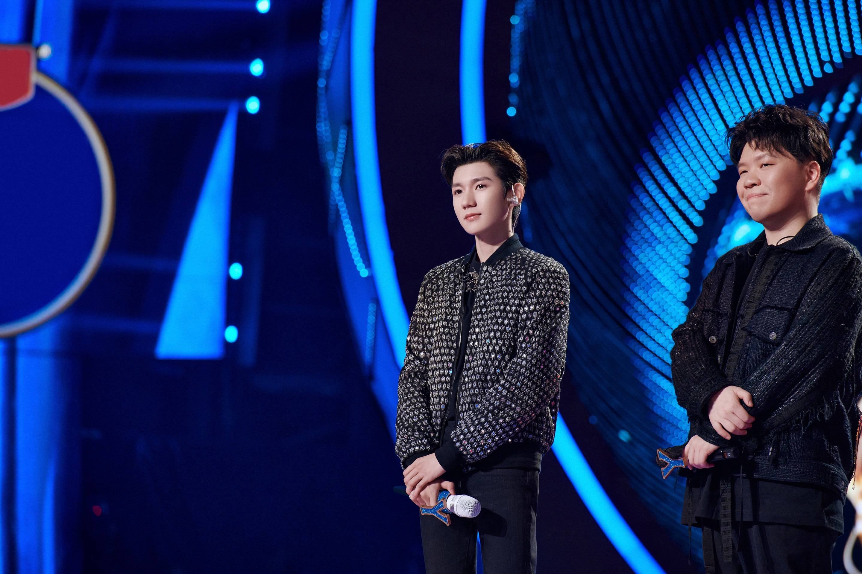 王源《我们的歌》温柔吟唱《逆光》 崭新《海阔天空》触动人心