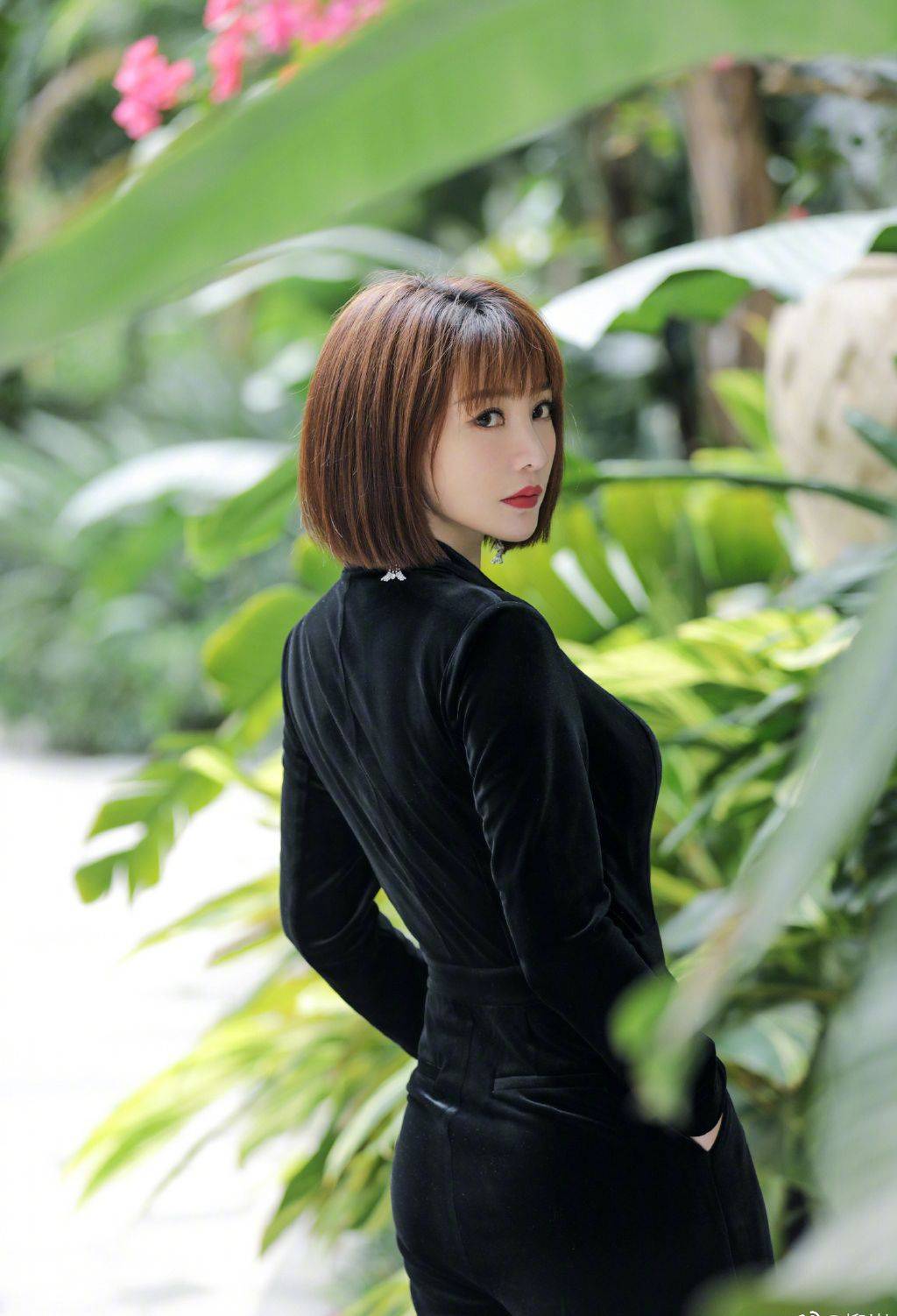 40岁柳岩晒近照黑丝晚礼服难掩傲人身材