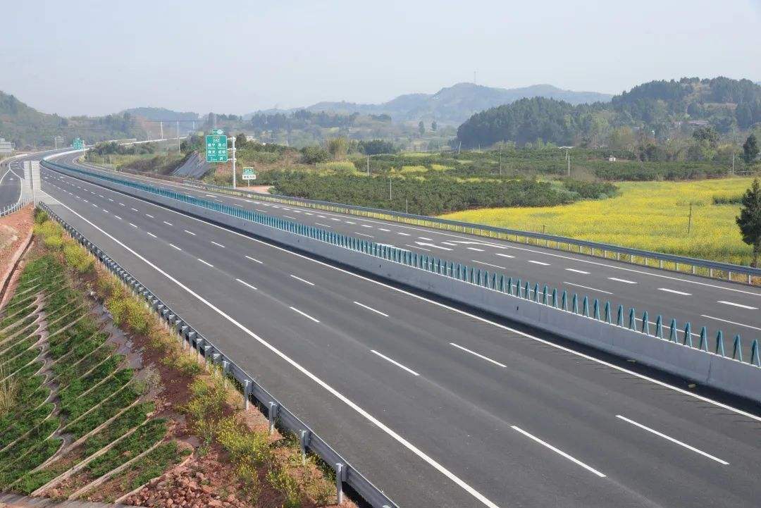 四川建设一条国家高速公路网联络线之一采用双向4车道标准