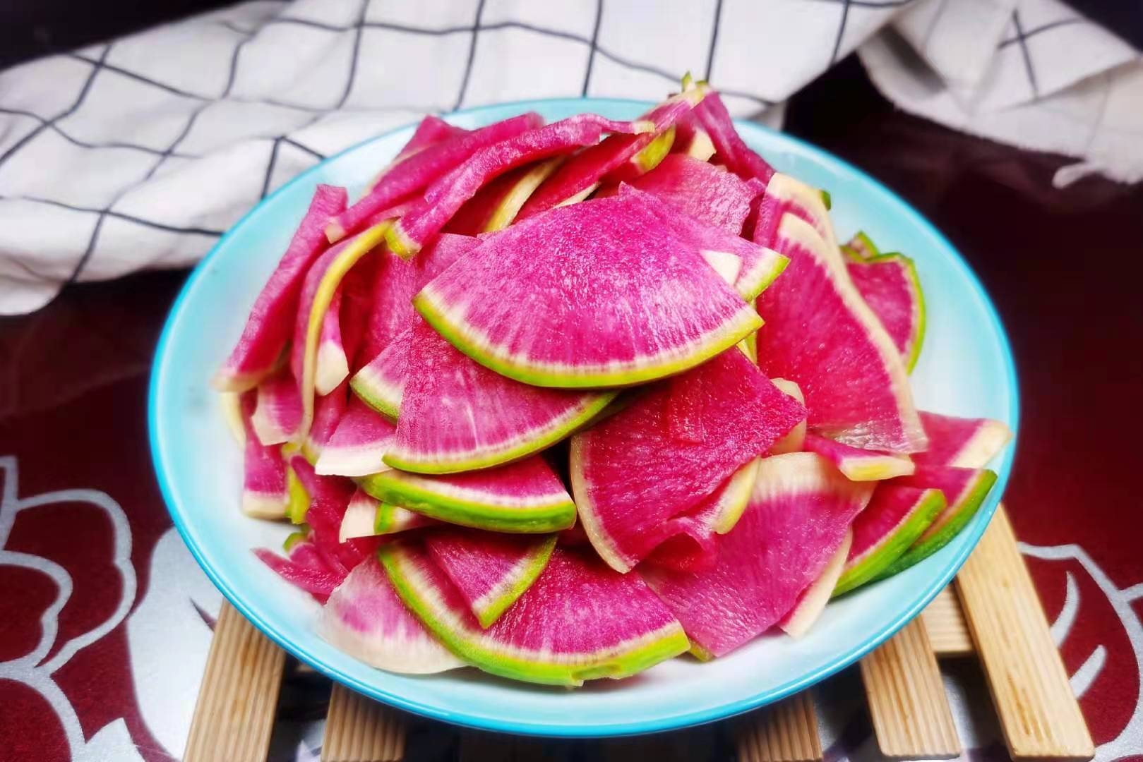 腌花心大萝卜所有食材:心里美萝卜,大蒜,食用盐适量,白糖适量,生抽