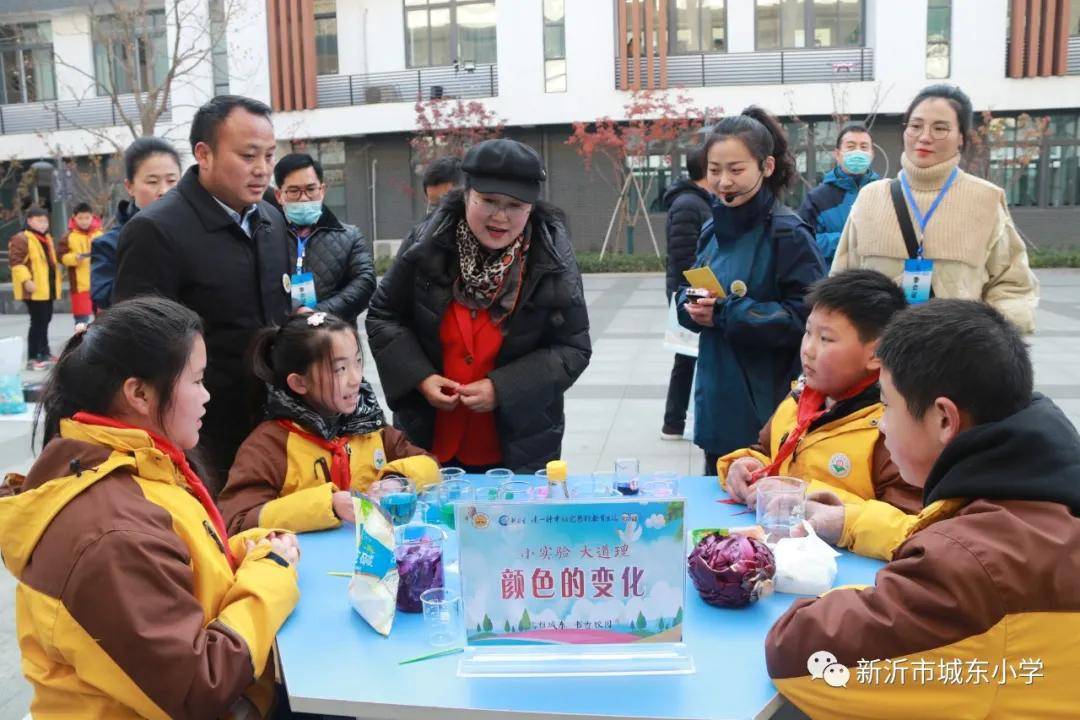 第三阶段大会会议交流:首先新沂市教育局局长李超,徐州市教育局副局长