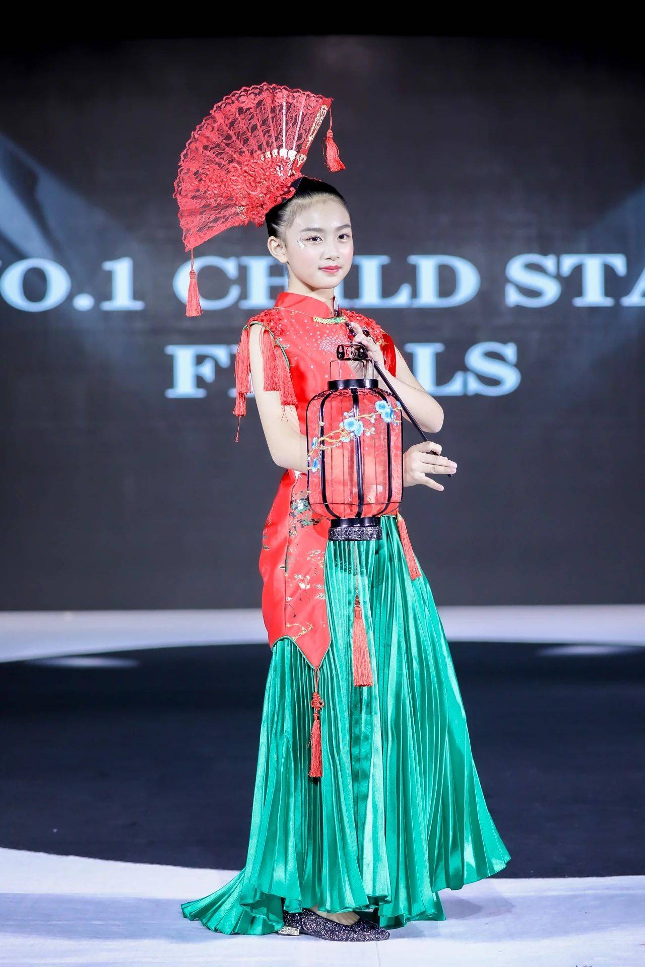 第一童星专访骆影霏给我一次机会还你精彩舞台