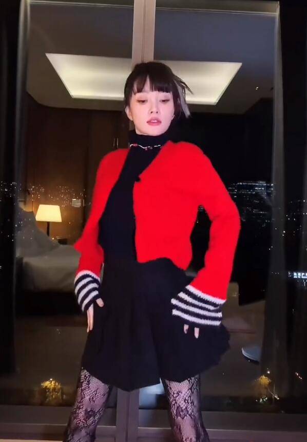 李小璐扎脏辫拍写真,穿黑白丝袜为卖货卖力热舞,懒理评论区谩骂