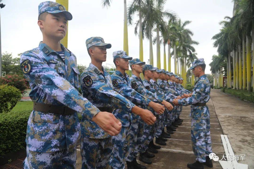 扔下就跑这位小女孩海军叔叔谢谢你