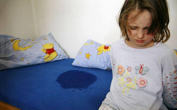 孩子上了小学还尿床父母不要轻易发火这样处理才是对的