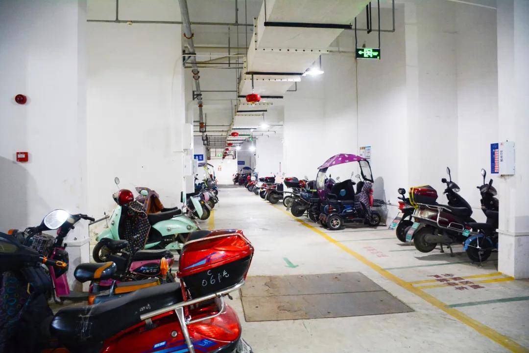 电动自行车坐电梯回家这个小区坚决说不