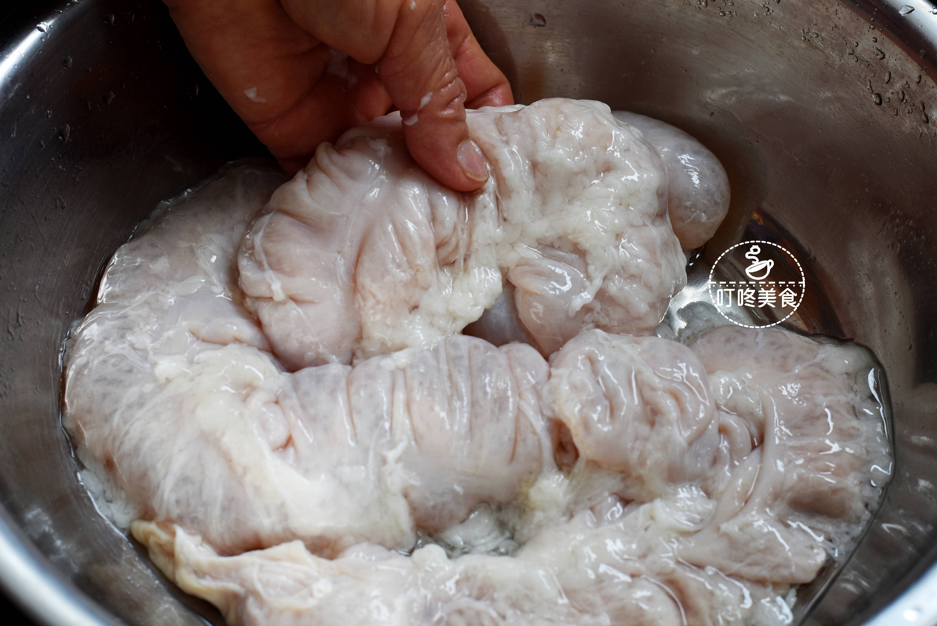 原创清洗猪大肠时,别再加盐了,用这2样,轻松去除腥臭味,干净快捷