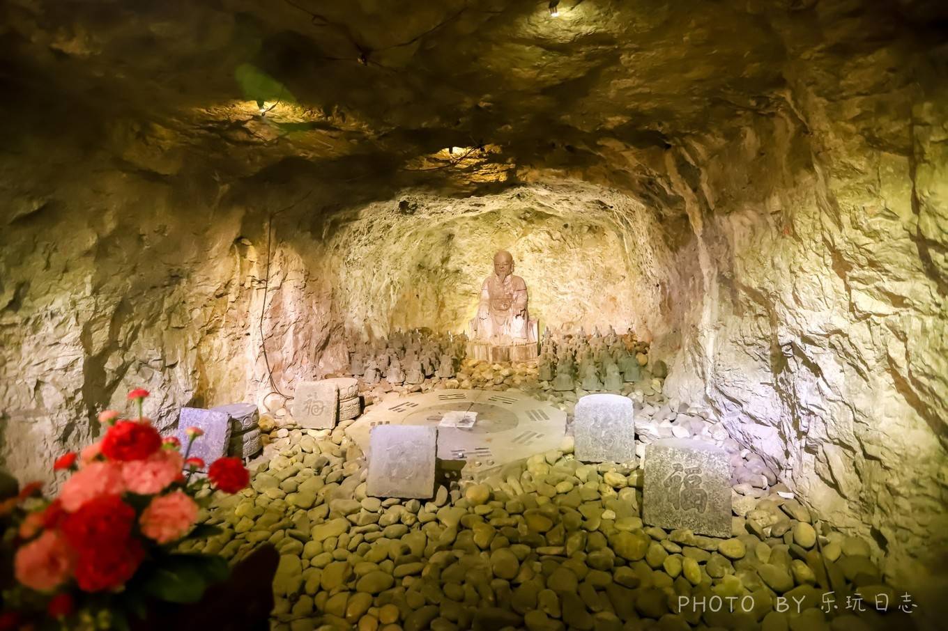 太平岩是独秀峰下的一个天然溶洞,平时大门都锁起来,进入要用钥匙开门