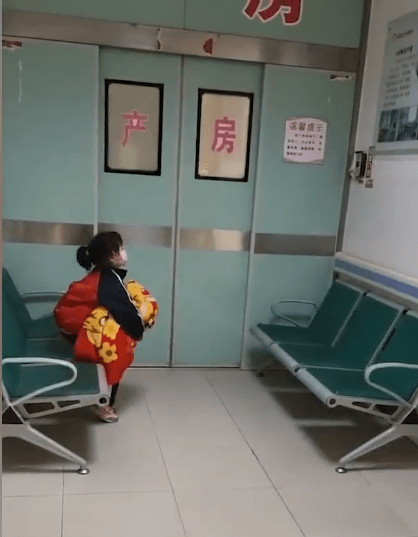 妈妈生二胎,大宝产房外抱被子暖心等待,网友:又骗我生小棉袄