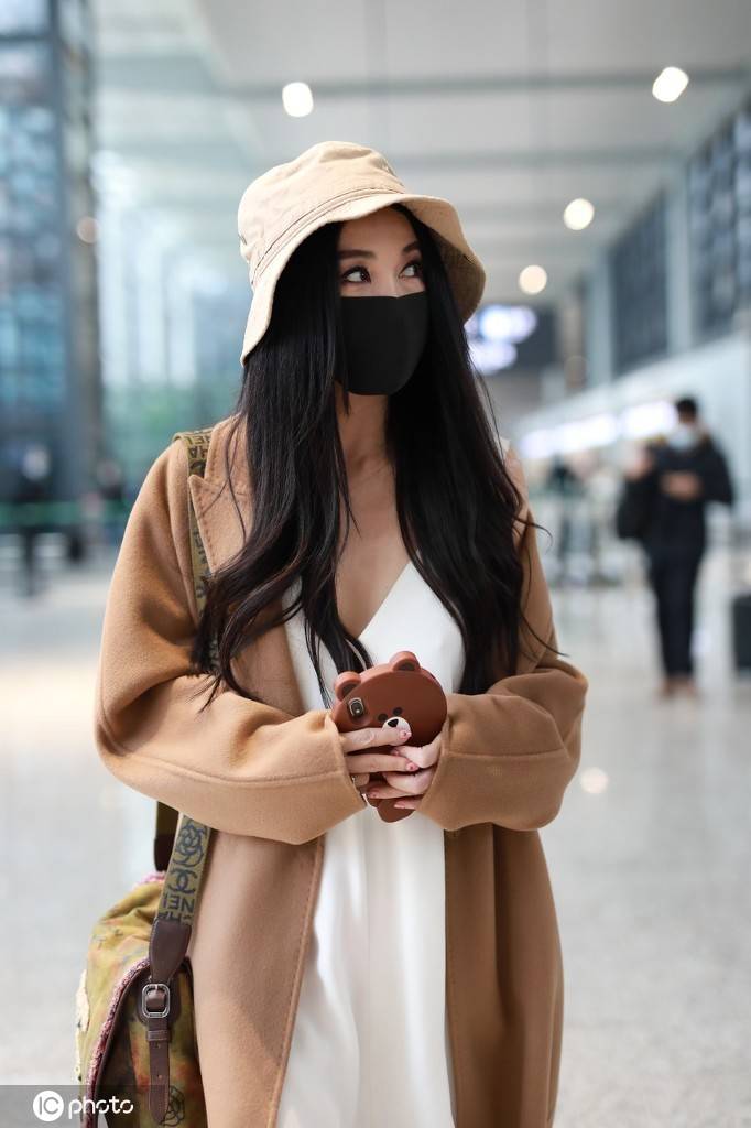 温碧霞打扮性感现身这哪里像50岁