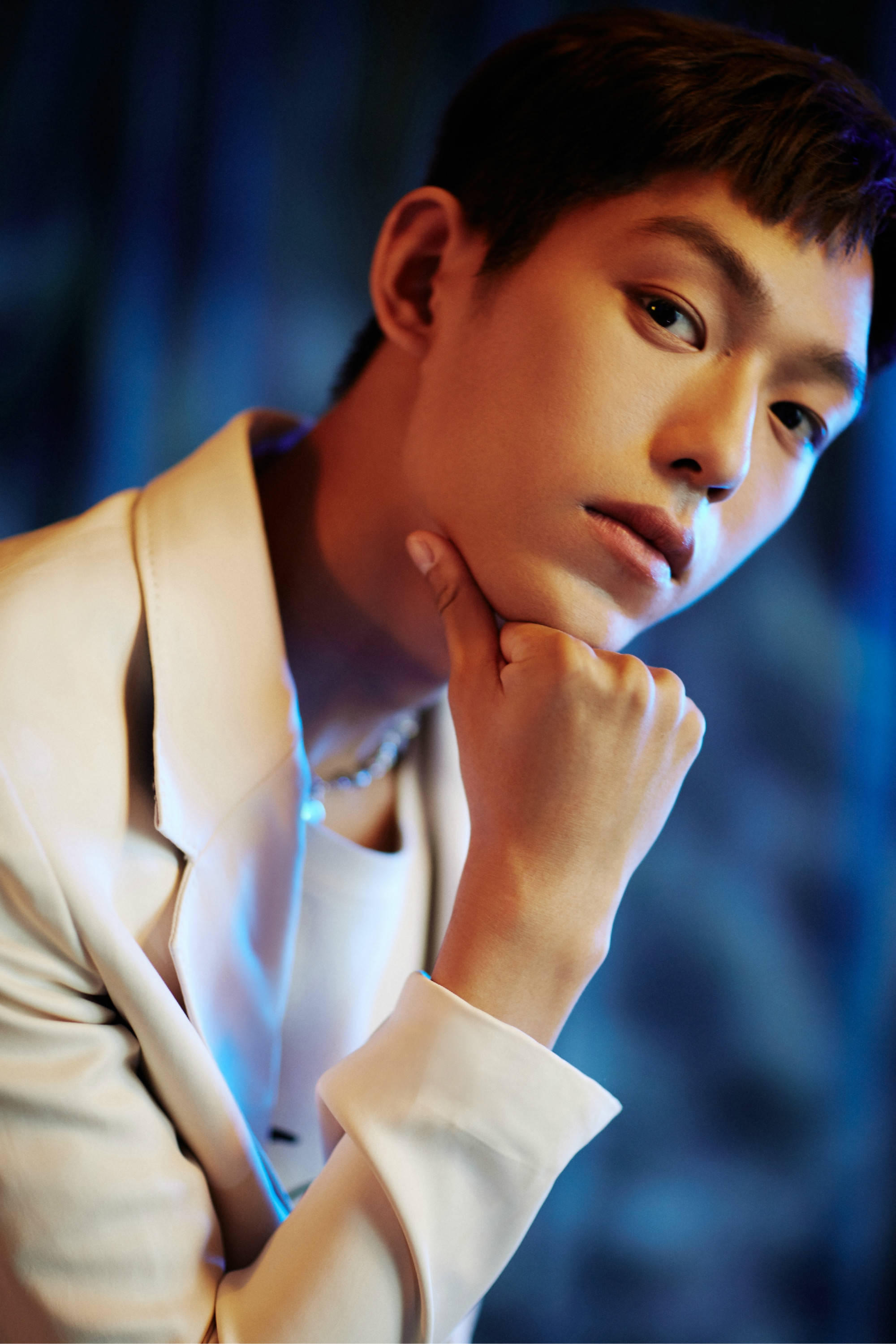 王锵获年度时尚突破演员奖白茶少年气质清朗