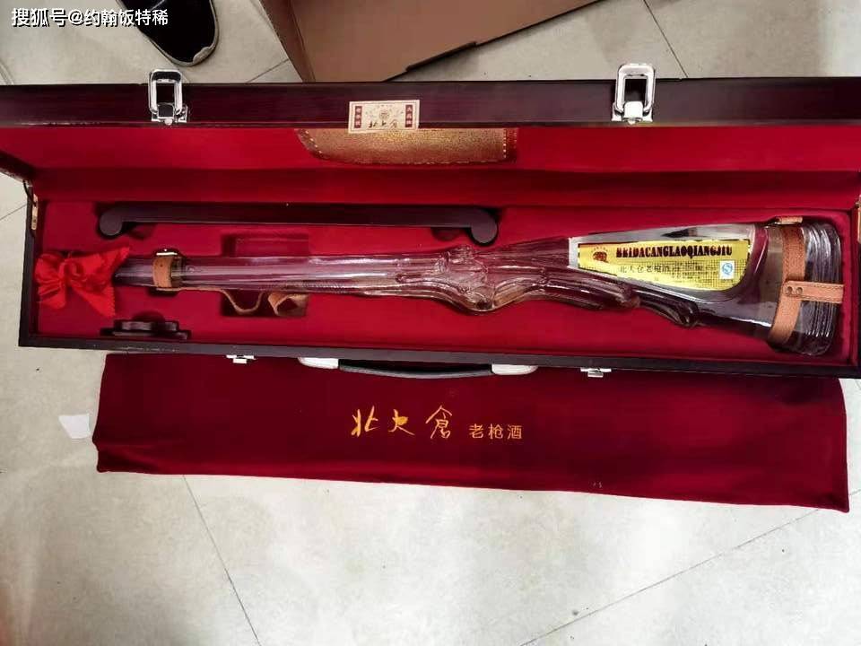 这是一款53度的酱香型白酒,因为酒瓶设计成了一杆枪,所以起名老枪酒.