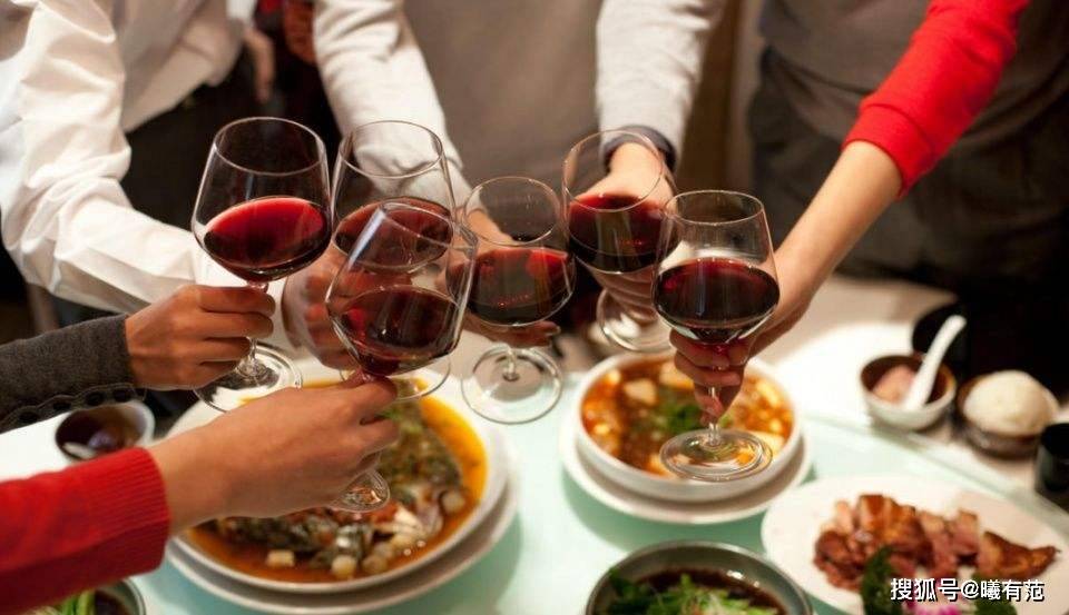 领导请吃饭一个下属把钱还给领导还要求其他人aa该跟随吗