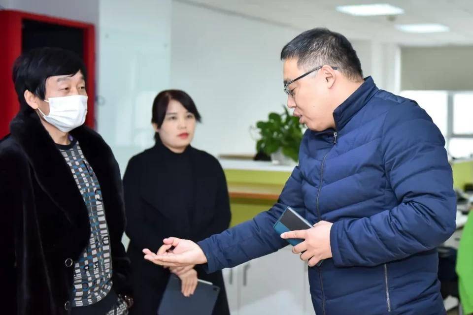 北京京都苏果超市董事长冯杰一行到访全球蛙,签署战略合作协议_手机