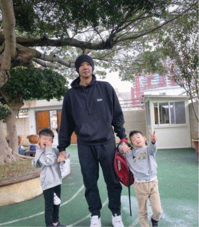 范玮琪晒亲子照,5岁双胞胎儿子身高惊人,超长玩具显豪宅面积大
